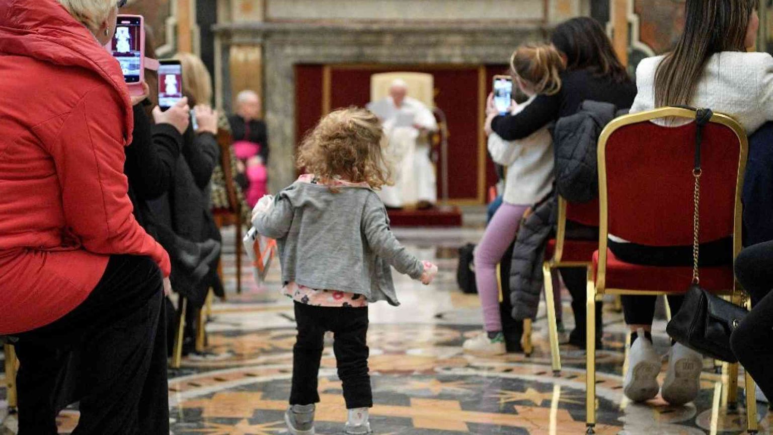 «Il servizio sanitario sia per tutti». Papa Francesco "interrotto" dai bambini