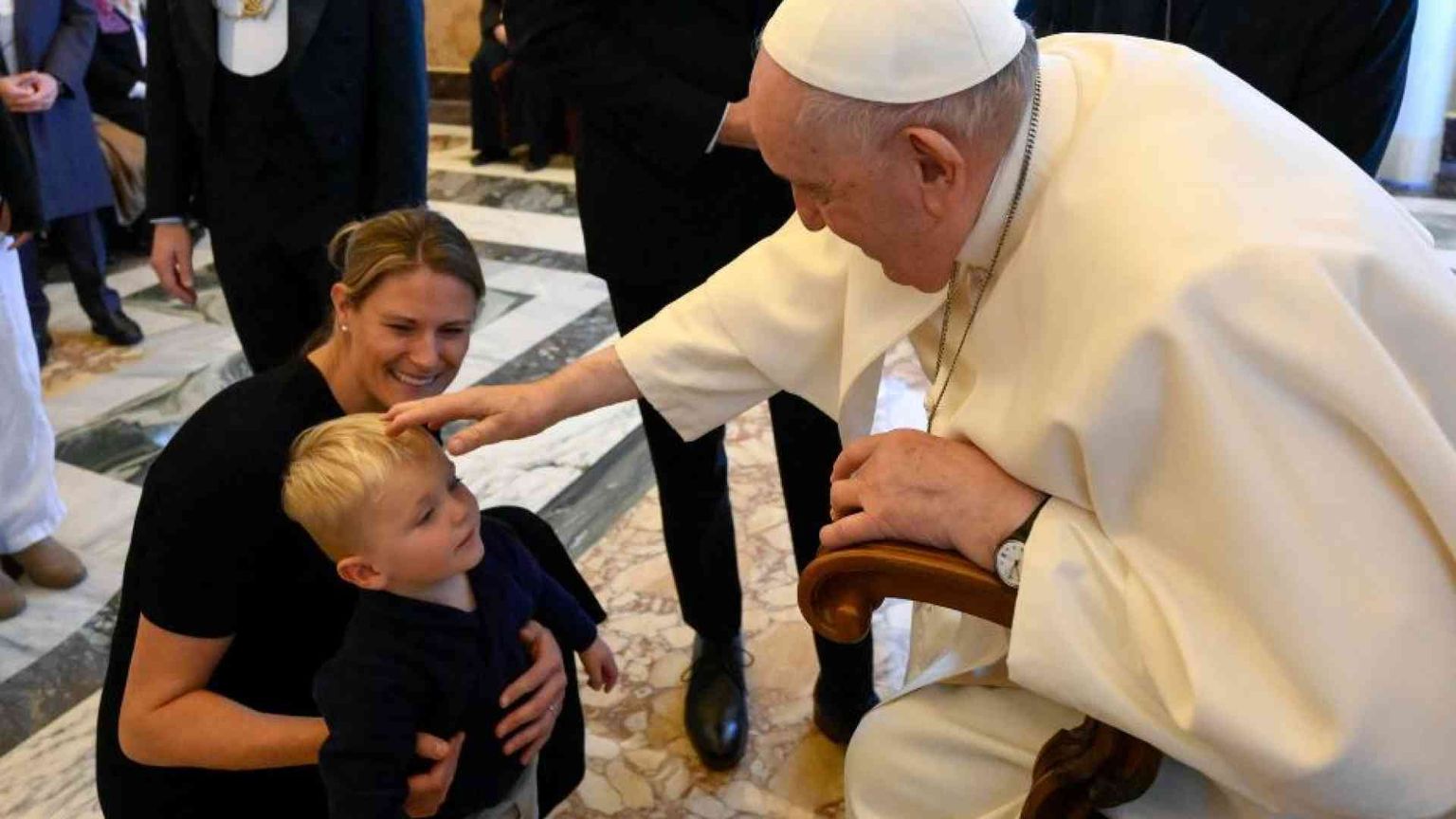 Il Papa: tecnologie sempre più pervasive, difendiamo l'uomo