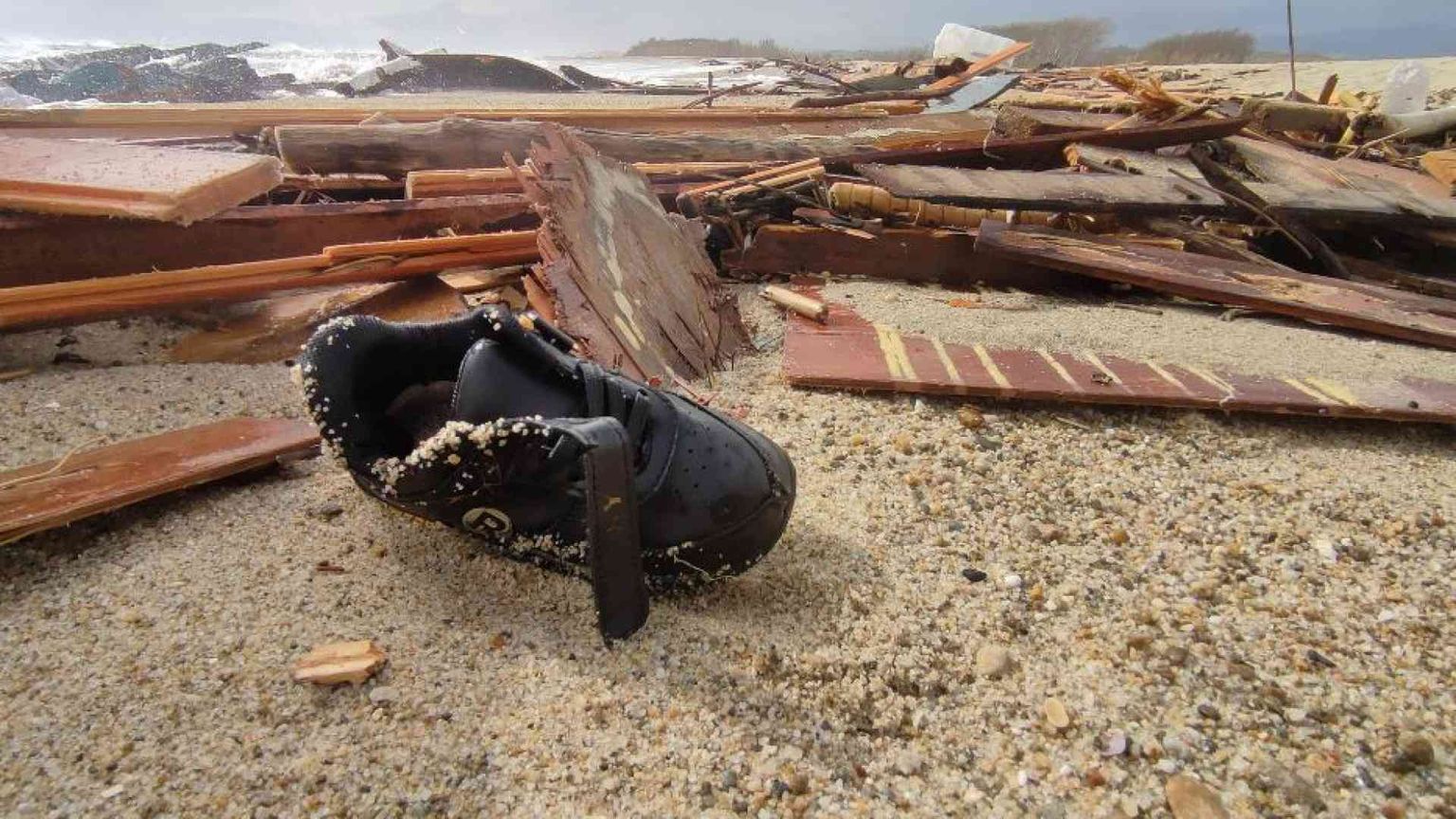 Naufragio a Crotone, è strage: decine di corpi recuperati e di dispersi