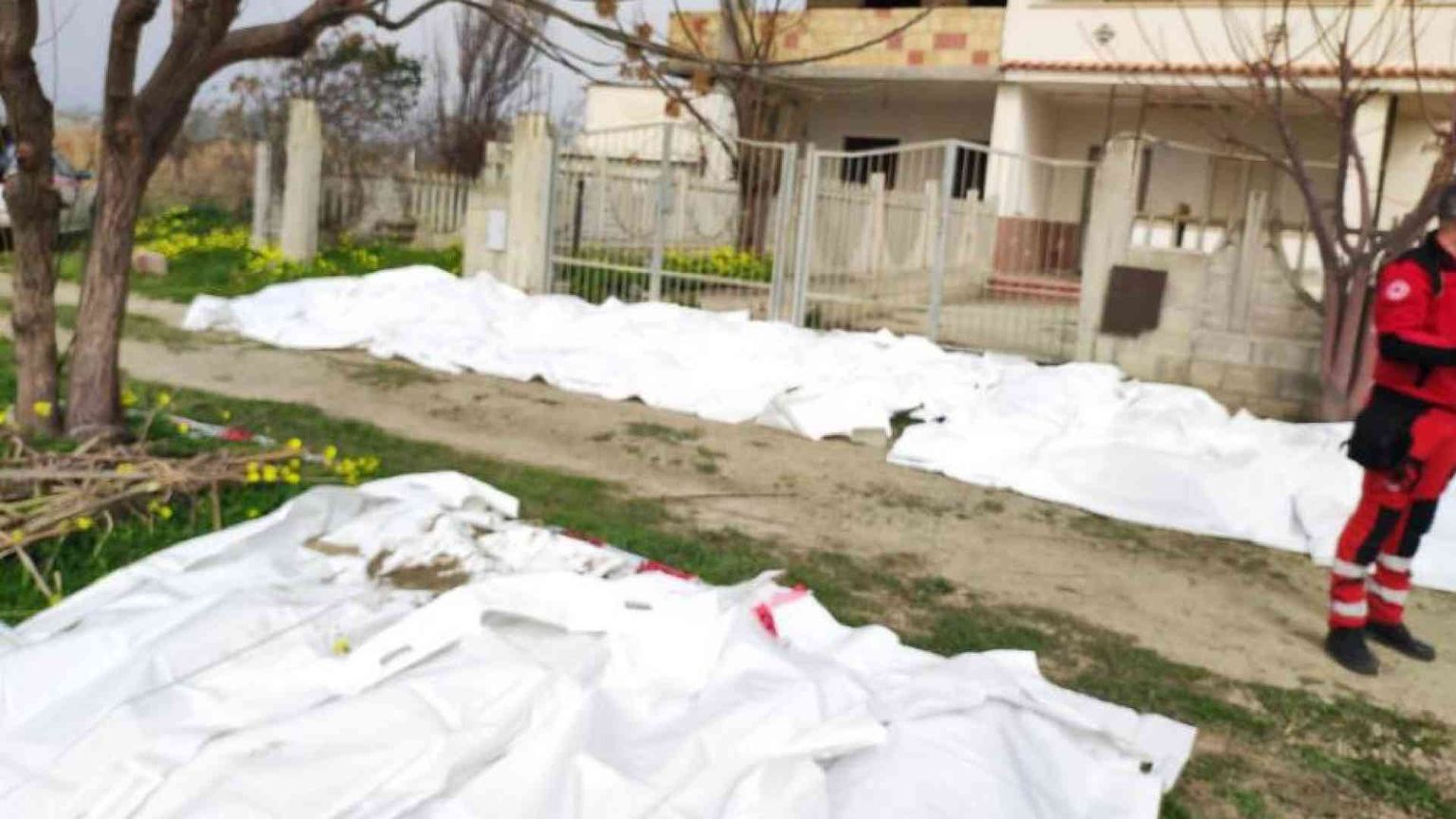 Naufragio, il dolore del Papa. La Caritas: servono vie sicure