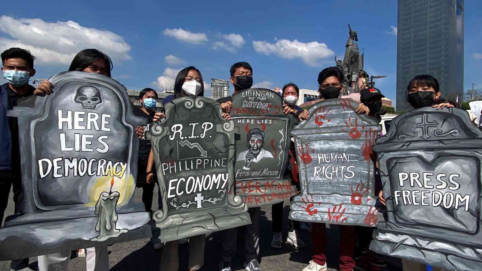 Intellettuali, unitevi: è il tempo di salvare l'uomo