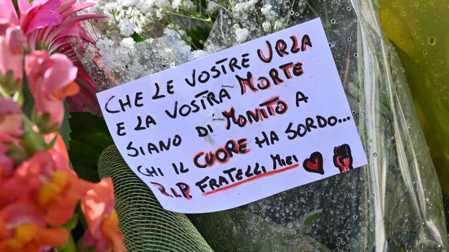 Il dolore di chi è sopravvissuto. Trovati 64 corpi