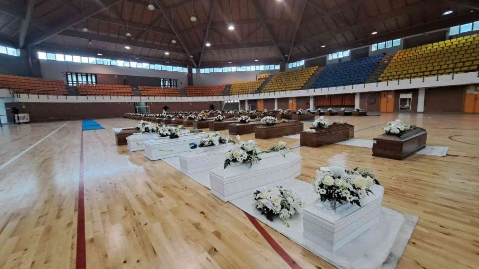 Naufragio di Cutro, quelle 66 bare (6 bianche) allineate al Palasport