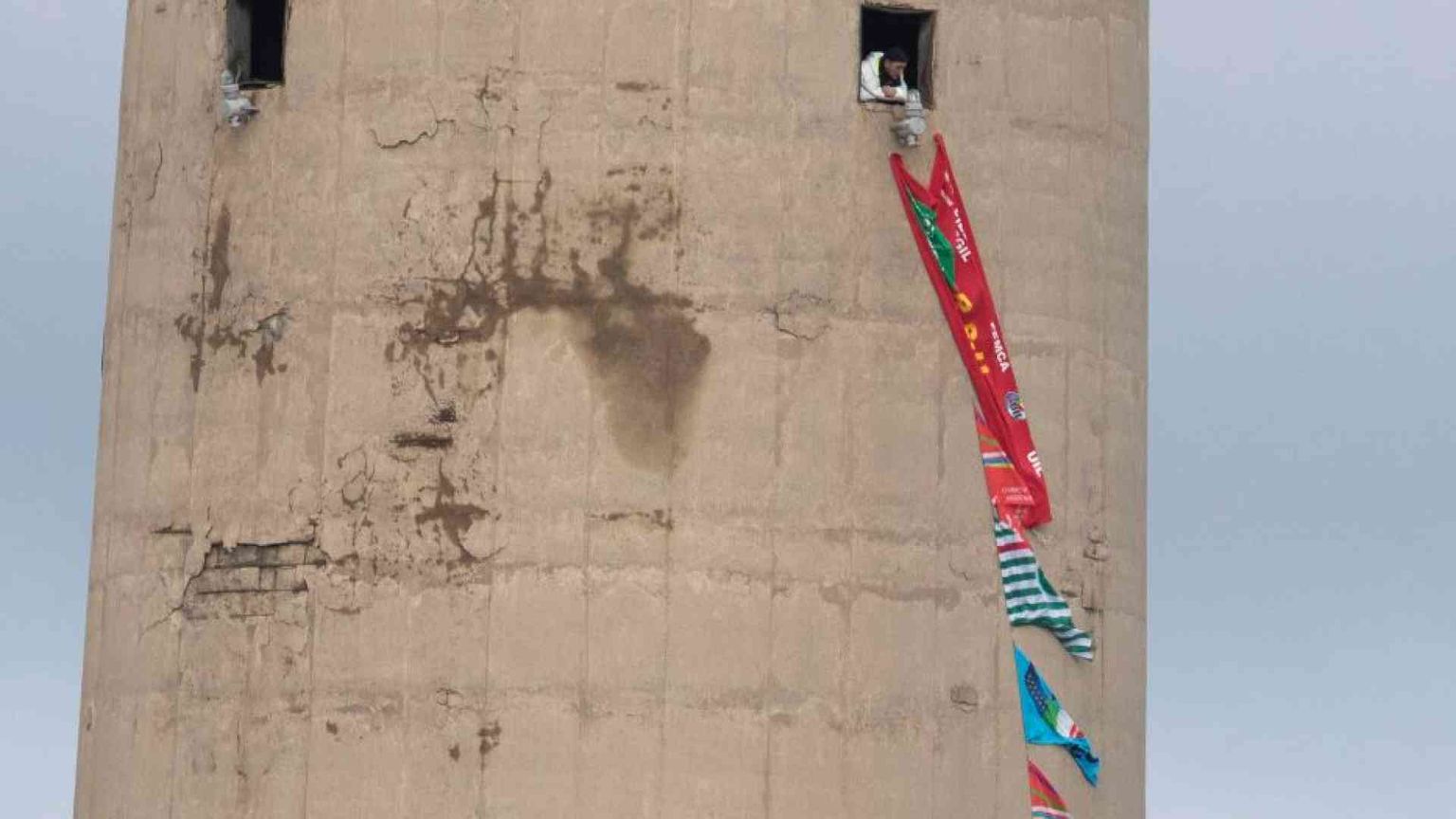 Portovesme a rischio chiusura, quattro operai sulla ciminiera per protesta