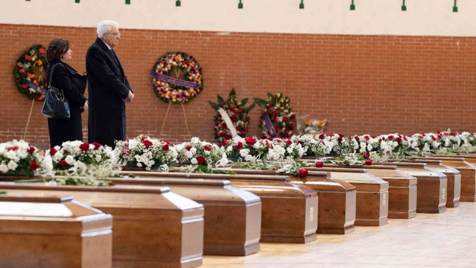 «Presidente, vogliamo giustizia per i morti». Mattarella davanti alle bare