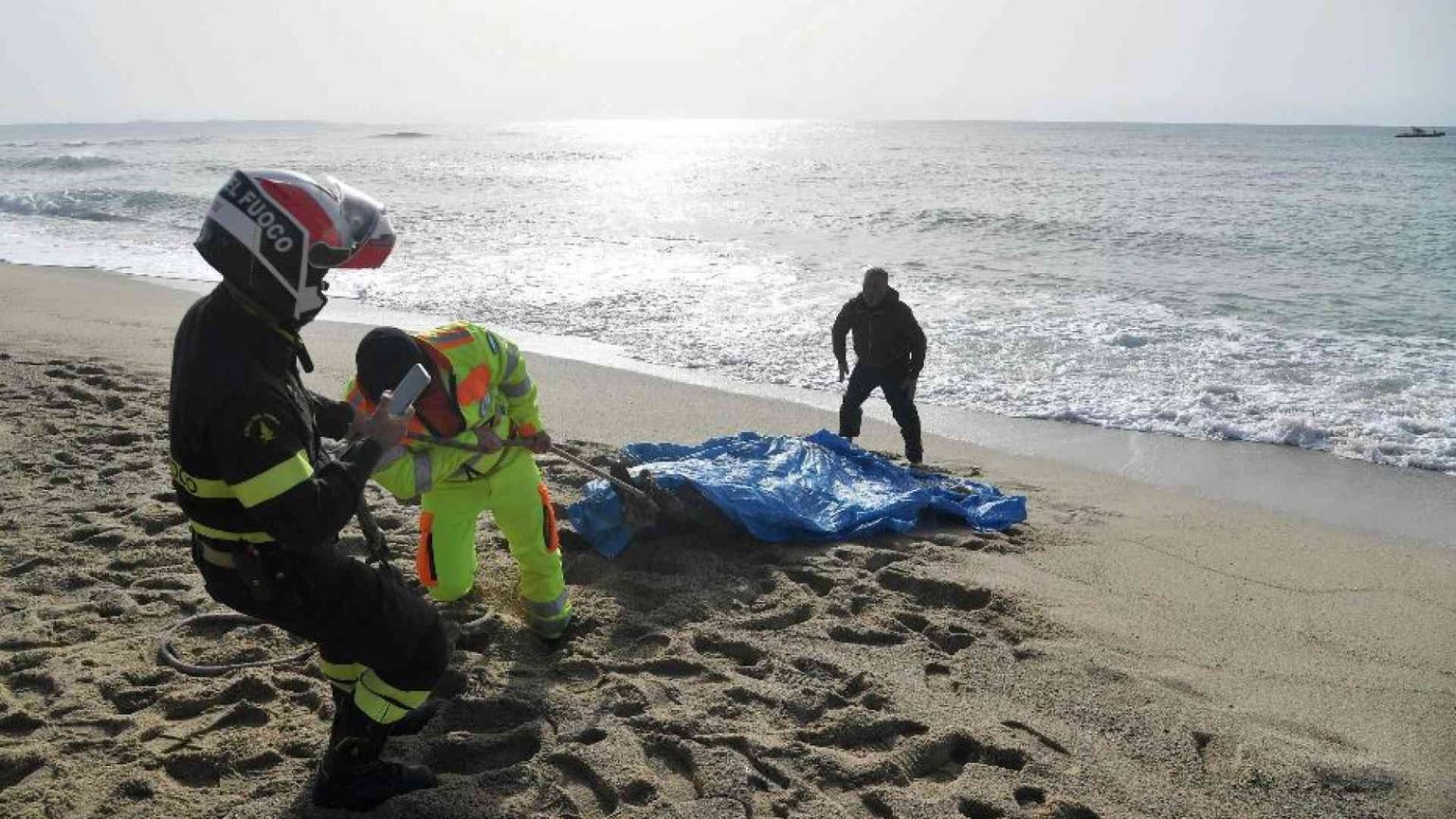 Meloni: Consiglio dei ministri a Cutro. Il sindaco: «Venga qui da mamma»