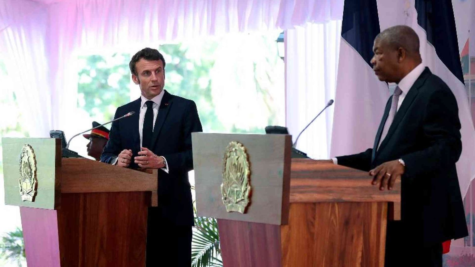 Macron in Africa fa più affari che promesse