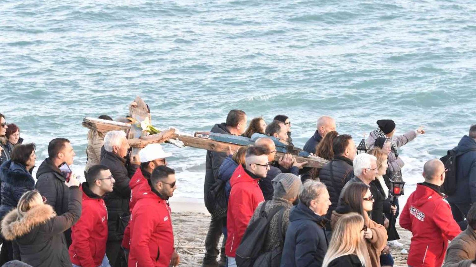 Naufragio di Cutro, il "mai più" della Via Crucis