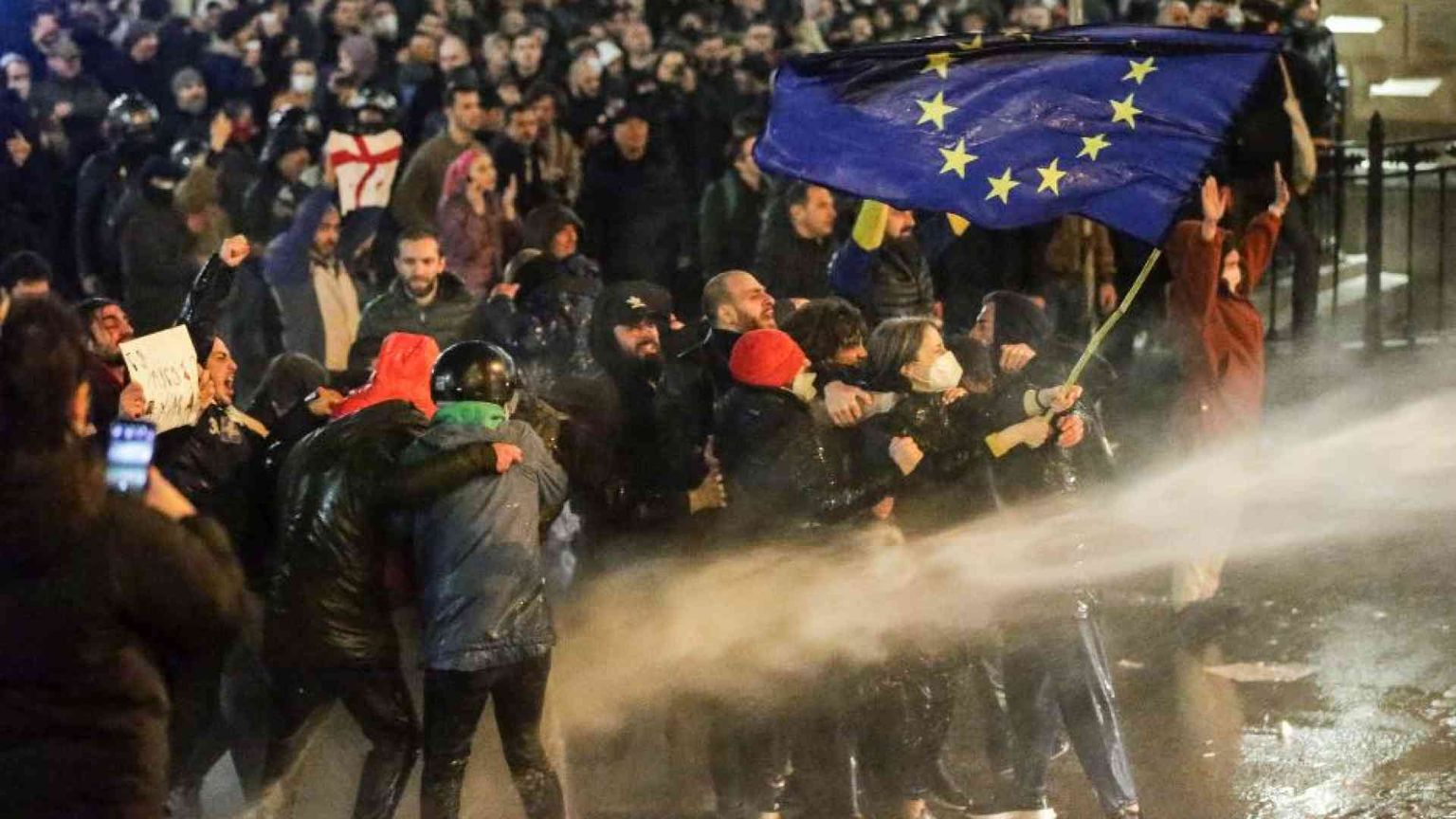 Georgia, migliaia in piazza contro il governo «schiavo di Putin»