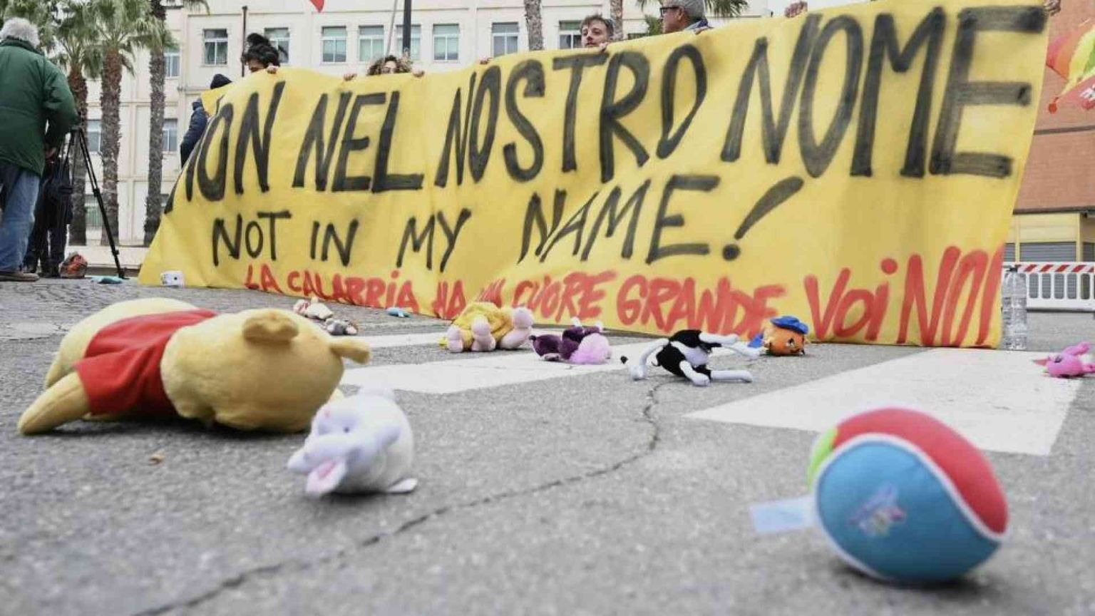 Silenzi e slogan, invito ai familiari ma la visita alle bare non c'è