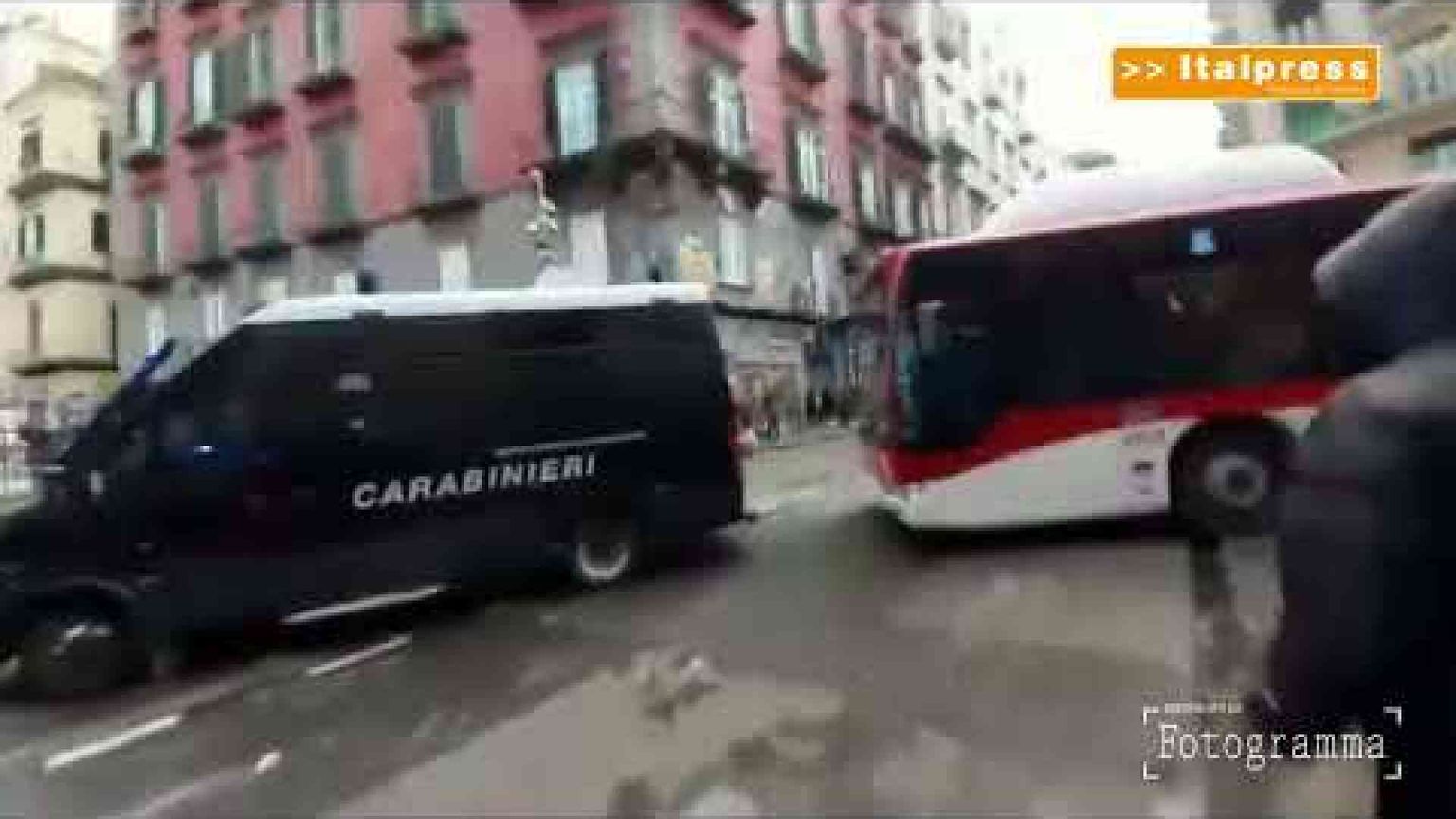 Guerriglia a Napoli, scontri con i supporter tedeschi dell'Eintracht