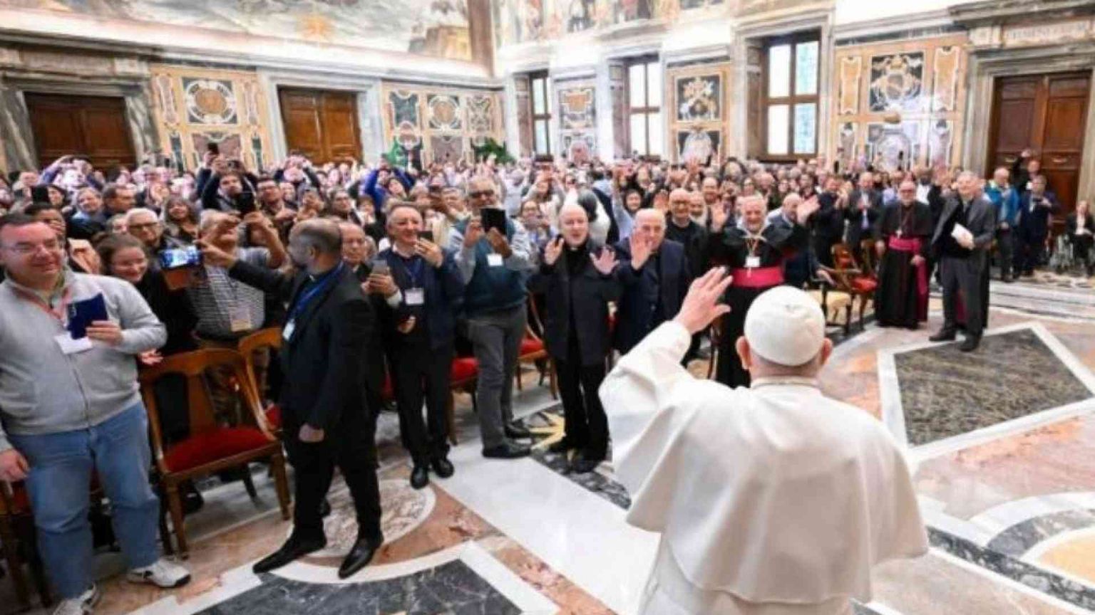 Papa Francesco: il laico può essere apostolo non meno e più del prete