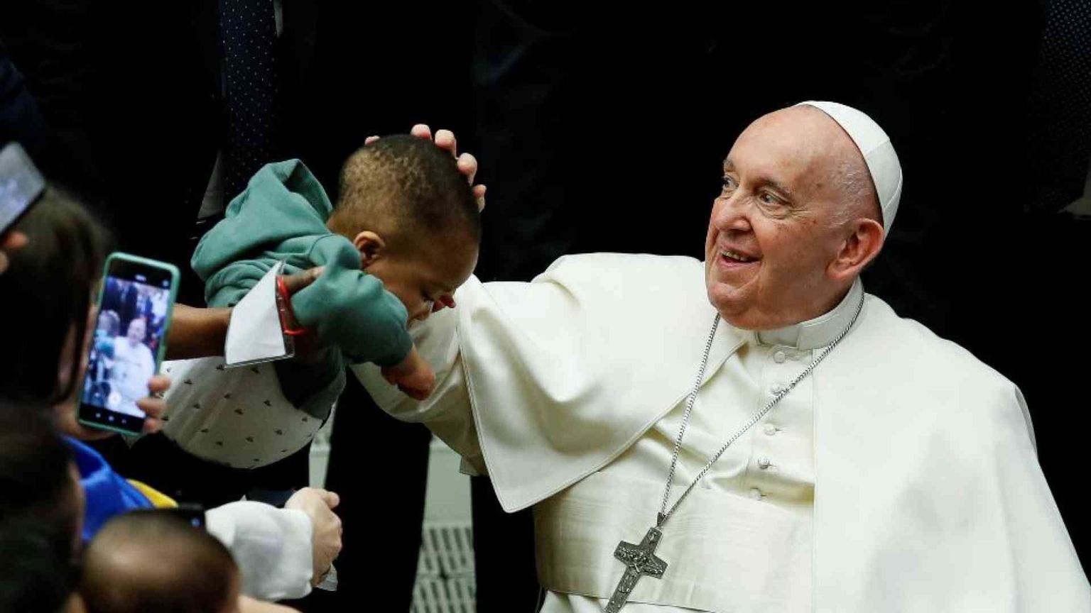 Il Papa: «I corridoi umanitari indicano una strada all'Europa»