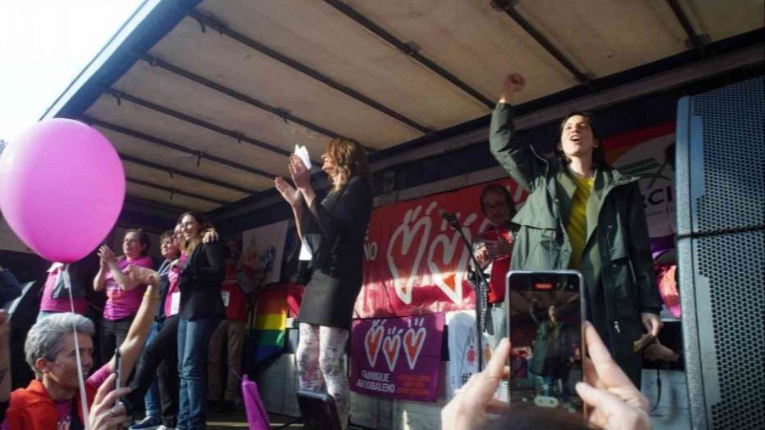 Elly Schlein alza il tiro: «Pronta la legge per le coppie omogenitoriali»