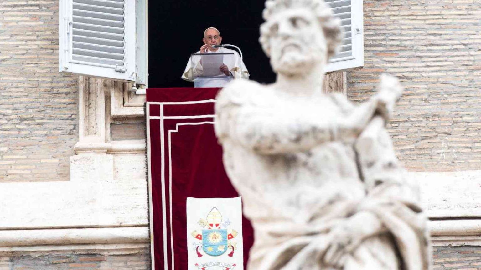 Il Papa: non dimentichiamo l'Ucraina che soffre per i crimini della guerra