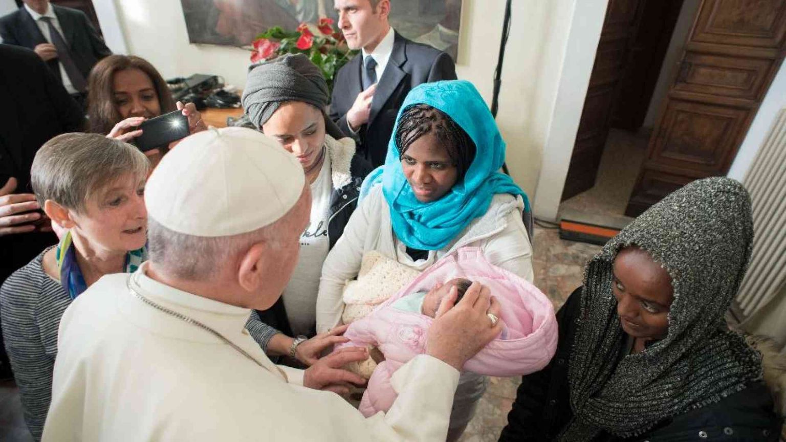 «Liberi di scegliere se migrare o restare»: il tema del messaggio del Papa