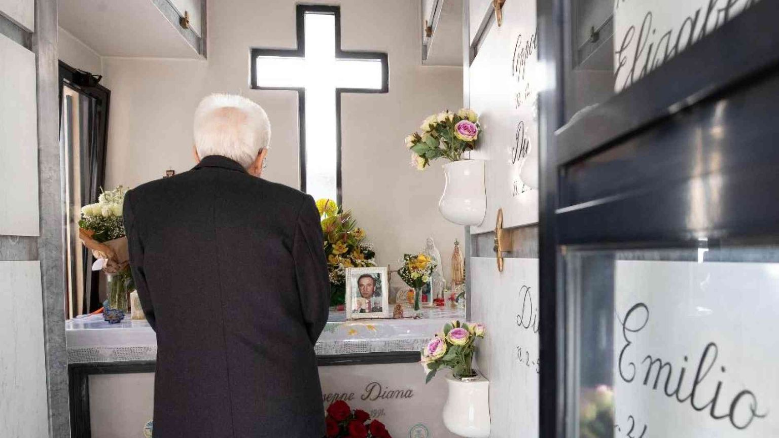 Mattarella sulla tomba di don Diana. E a Milano 70mila in piazza Duomo