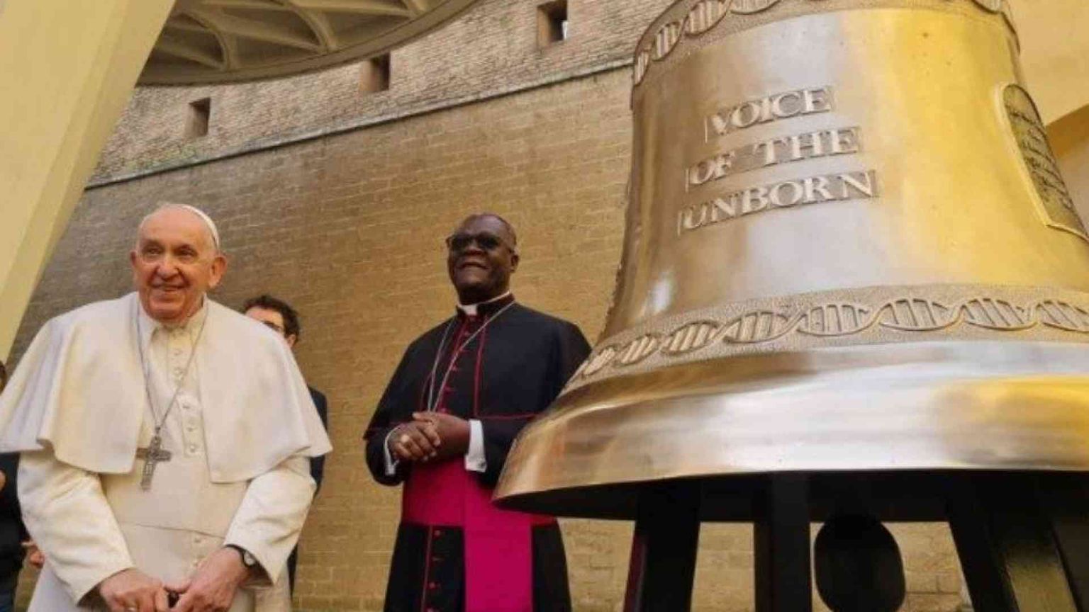 Papa Francesco benedice la campana "La voce dei non nati"