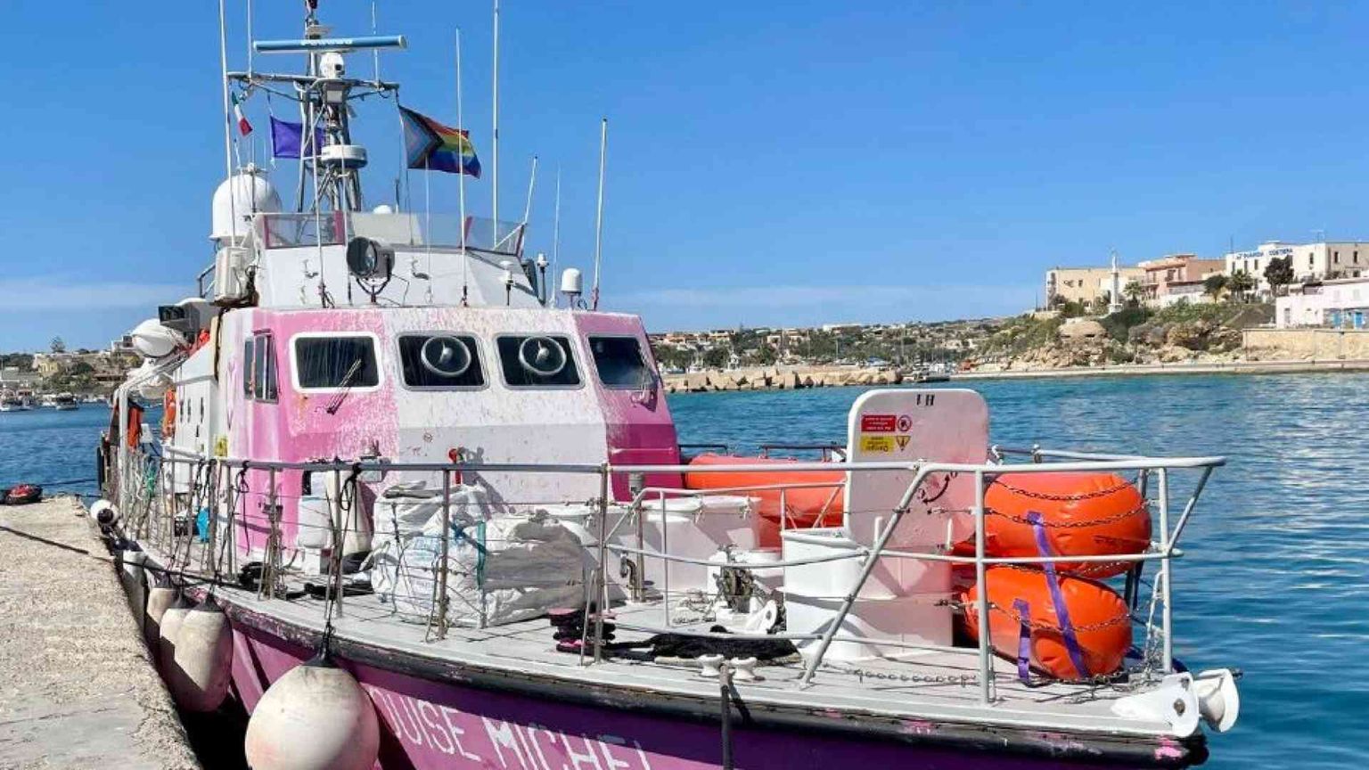 Soccorsi in mare, bloccata la nave di Banksy. A Lampedusa ancora arrivi