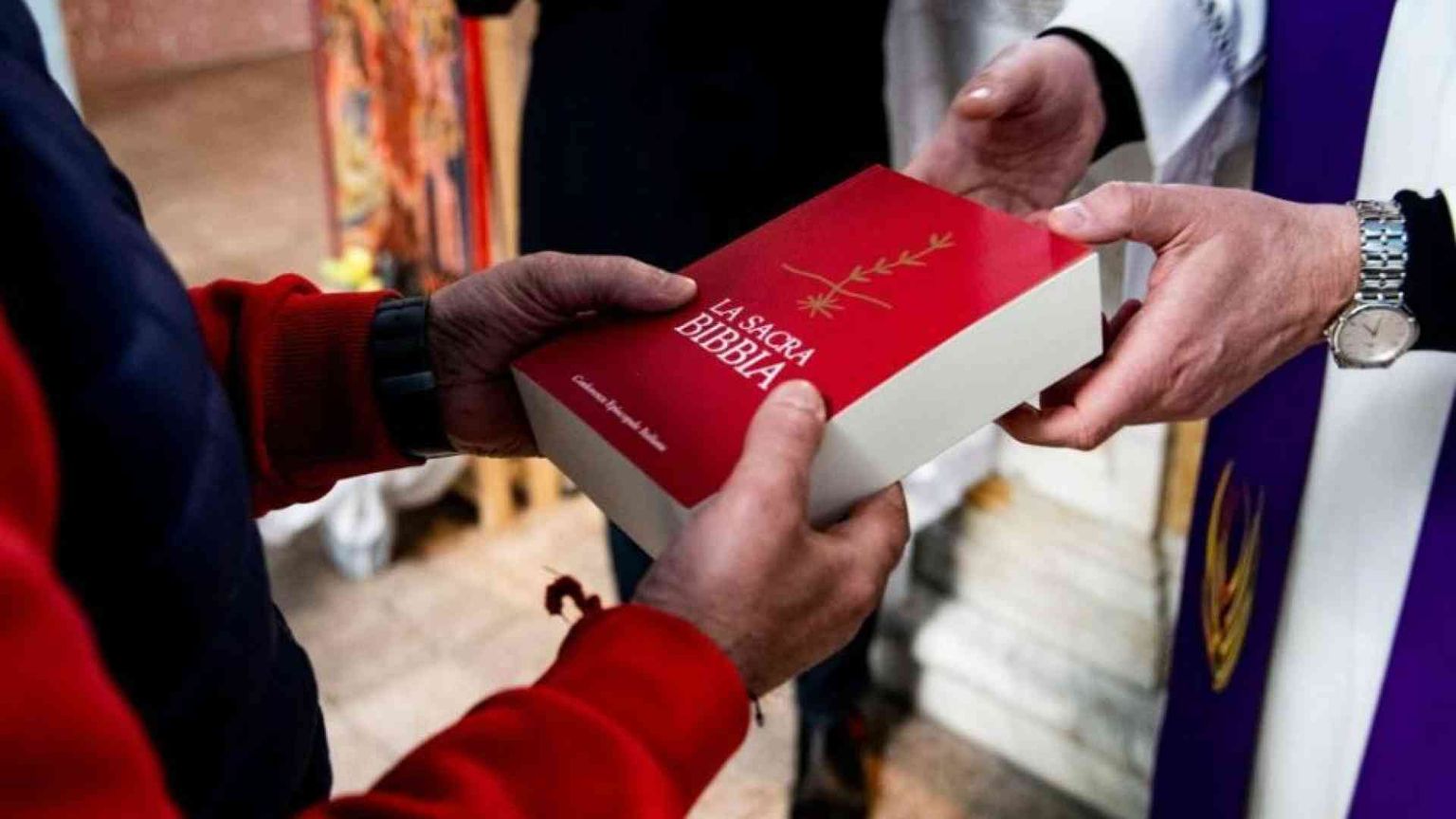 La Cei regala 8mila Bibbie per i detenuti