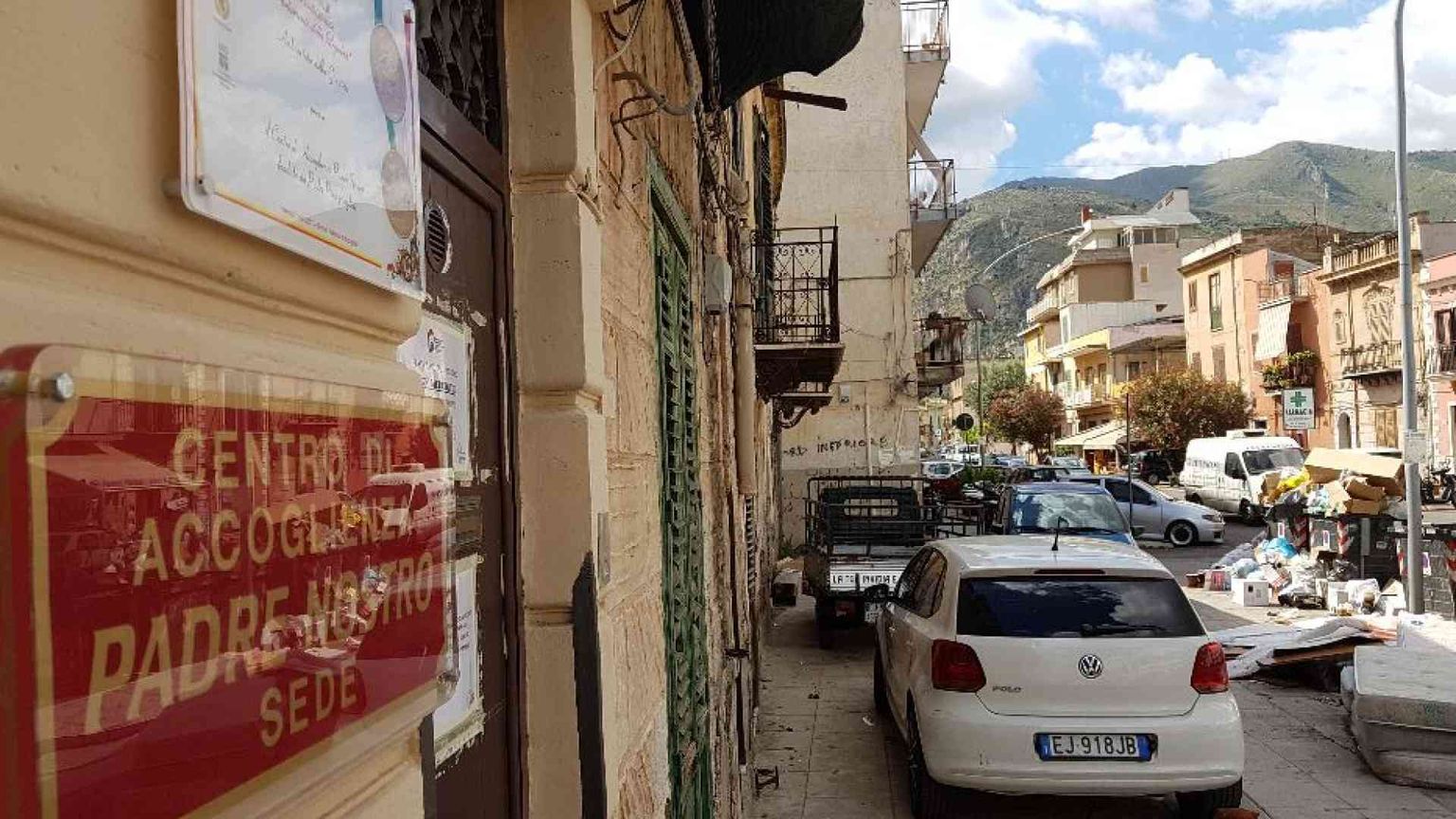 Raid vandalici contro il Centro di accoglienza Padre Nostro al Brancaccio