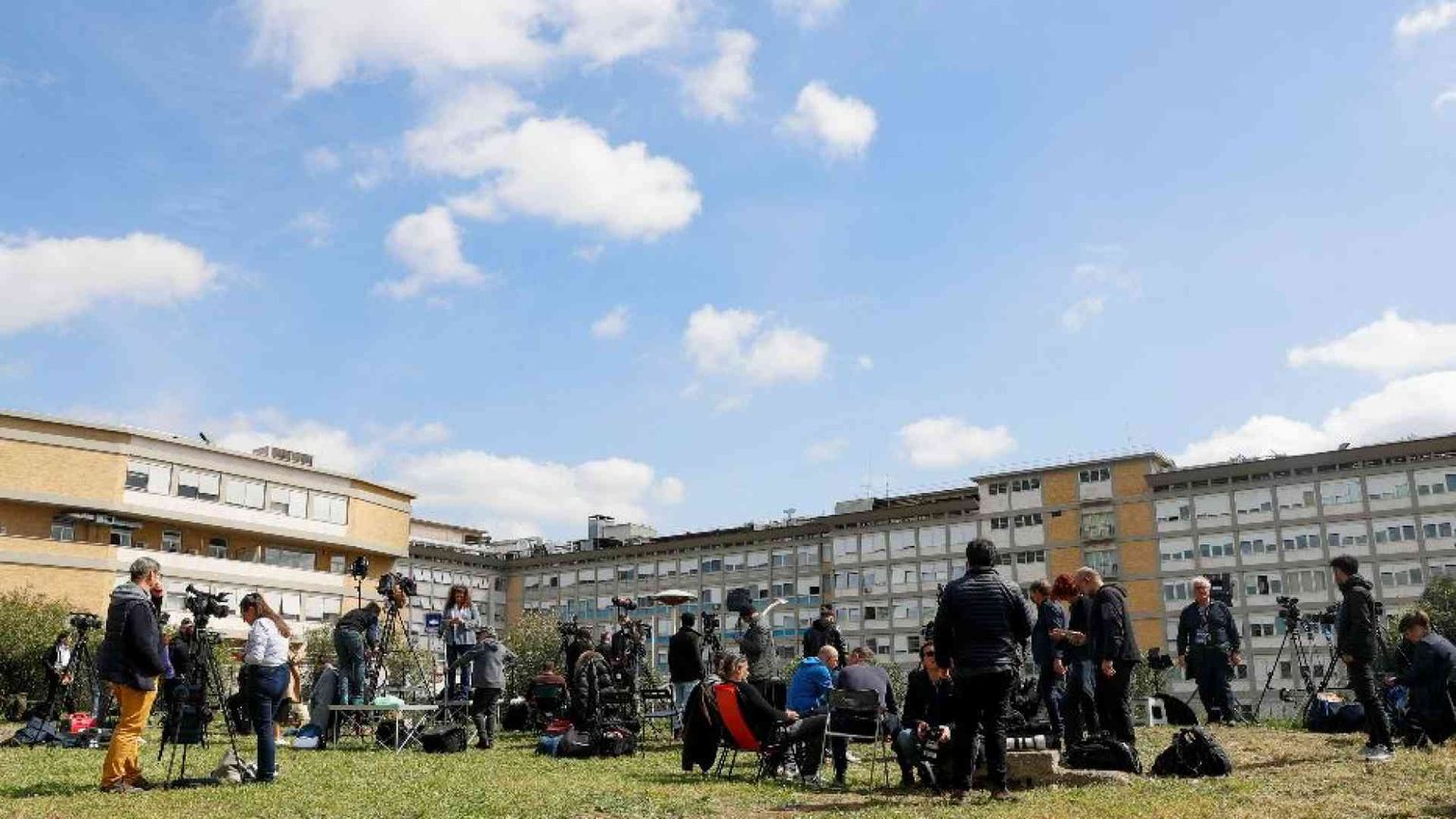 «Il Papa ha la bronchite. In miglioramento, dimissioni nei prossimi giorni»