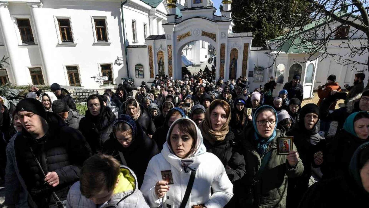 I fedeli fermano per ora lo sfratto del “Vaticano” ortodosso a Kiev