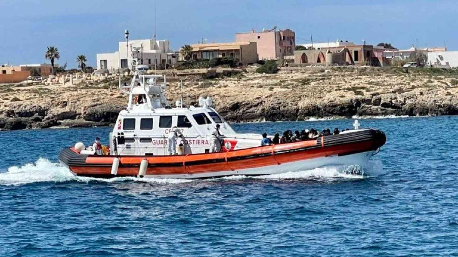 Salvati con l'elicottero i 32 migranti bloccati sull'isolotto di Lampione