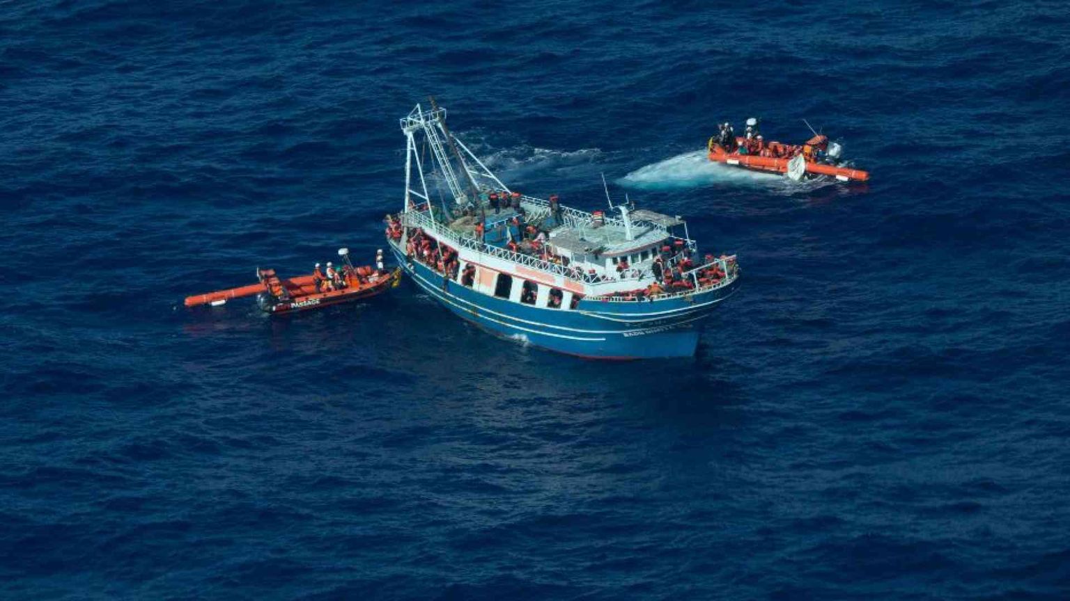 440 sulla nave Geo Barents trasbordati dal motopesca alla deriva