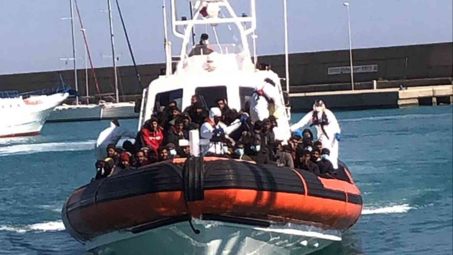 Il governo accelera sui rimpatri veloci. Accoglienza, primi (timidi) segnali