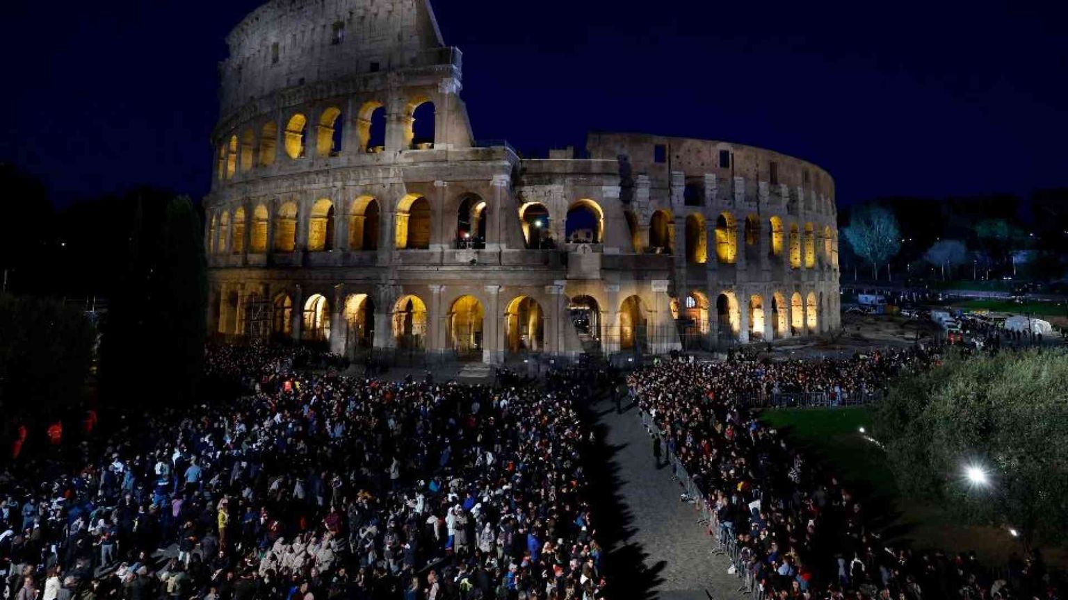 Via Crucis: le voci di pace dai Paesi in guerra. E i "grazie" del Papa