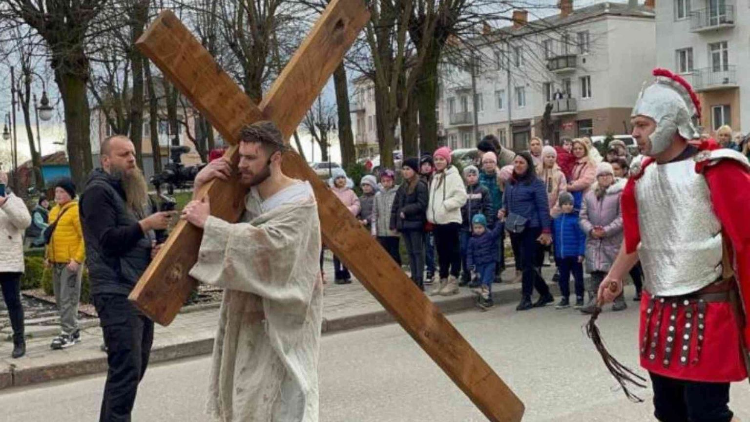 Settimana Santa, la Via Crucis riporta la pace per le strade e sfida la guerra