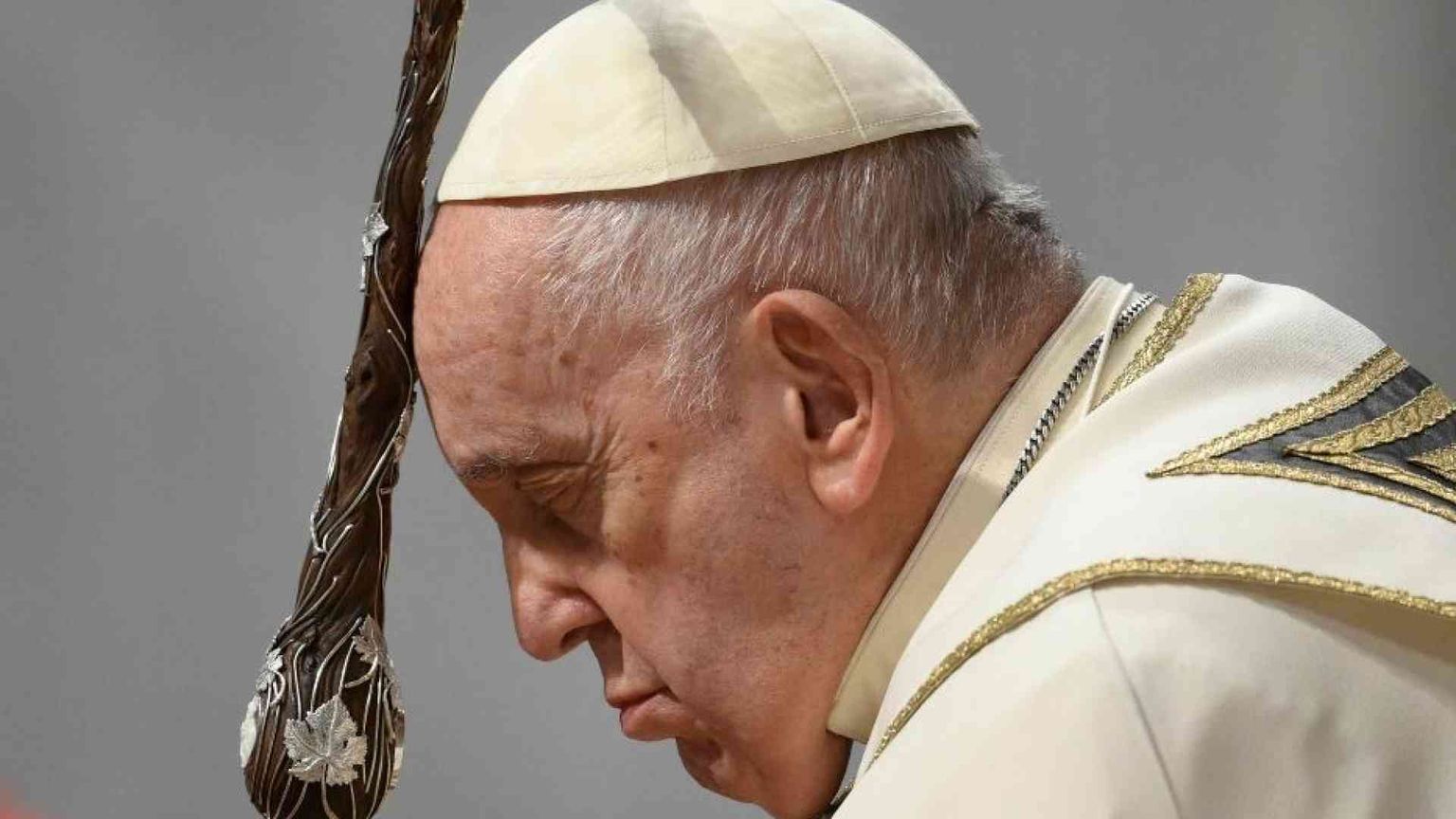 Papa Francesco: «Il diavolo attacca tutti. Attenti ai demoni "educati"»
