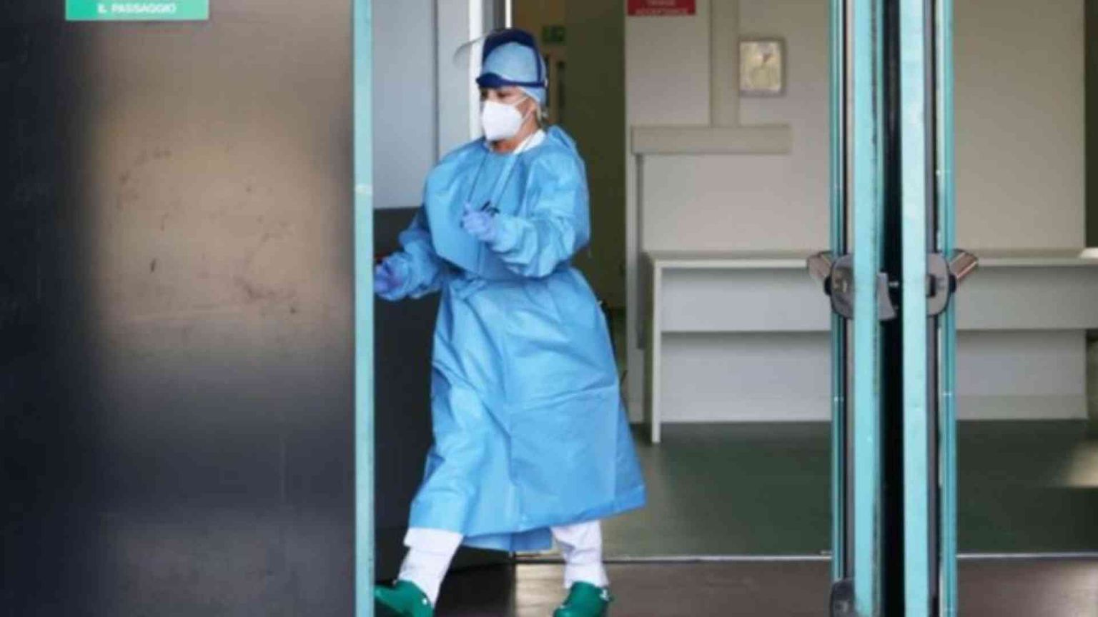 Infermieri in calo, ospedali e Rsa in crisi. Li cercheremo all’estero