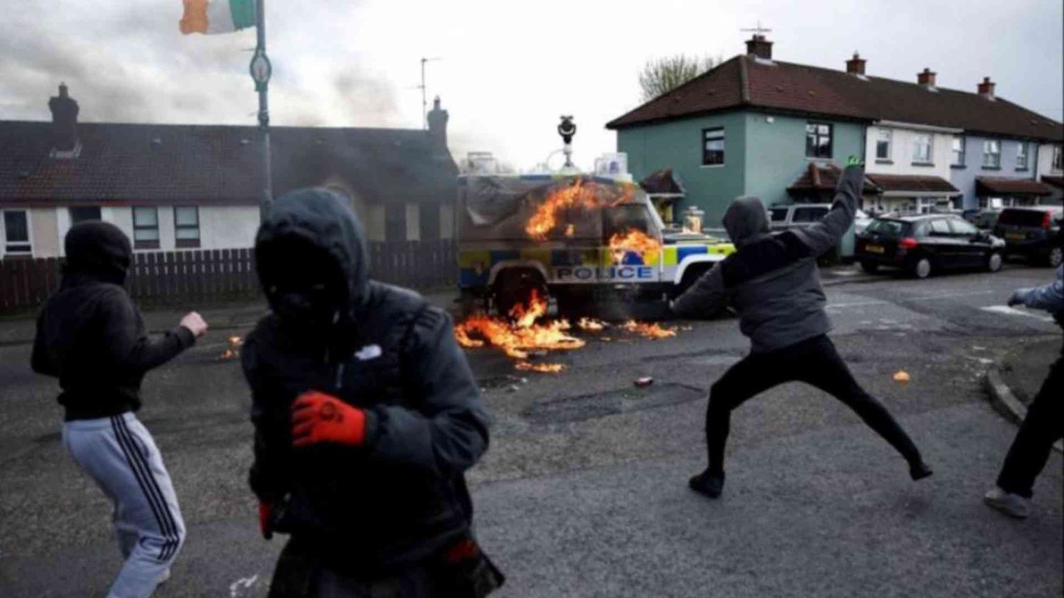 A 25 anni dalla pace a Derry tornano gli scontri e le molotov