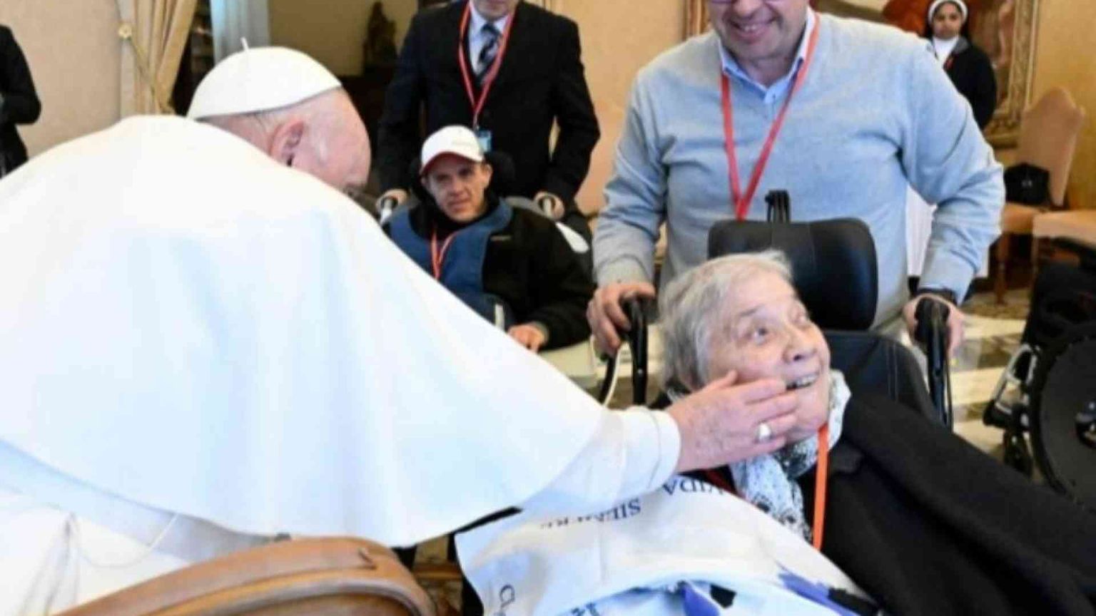 Il Papa: «Prendersi cura degli scartati dall'economia sanitaria»