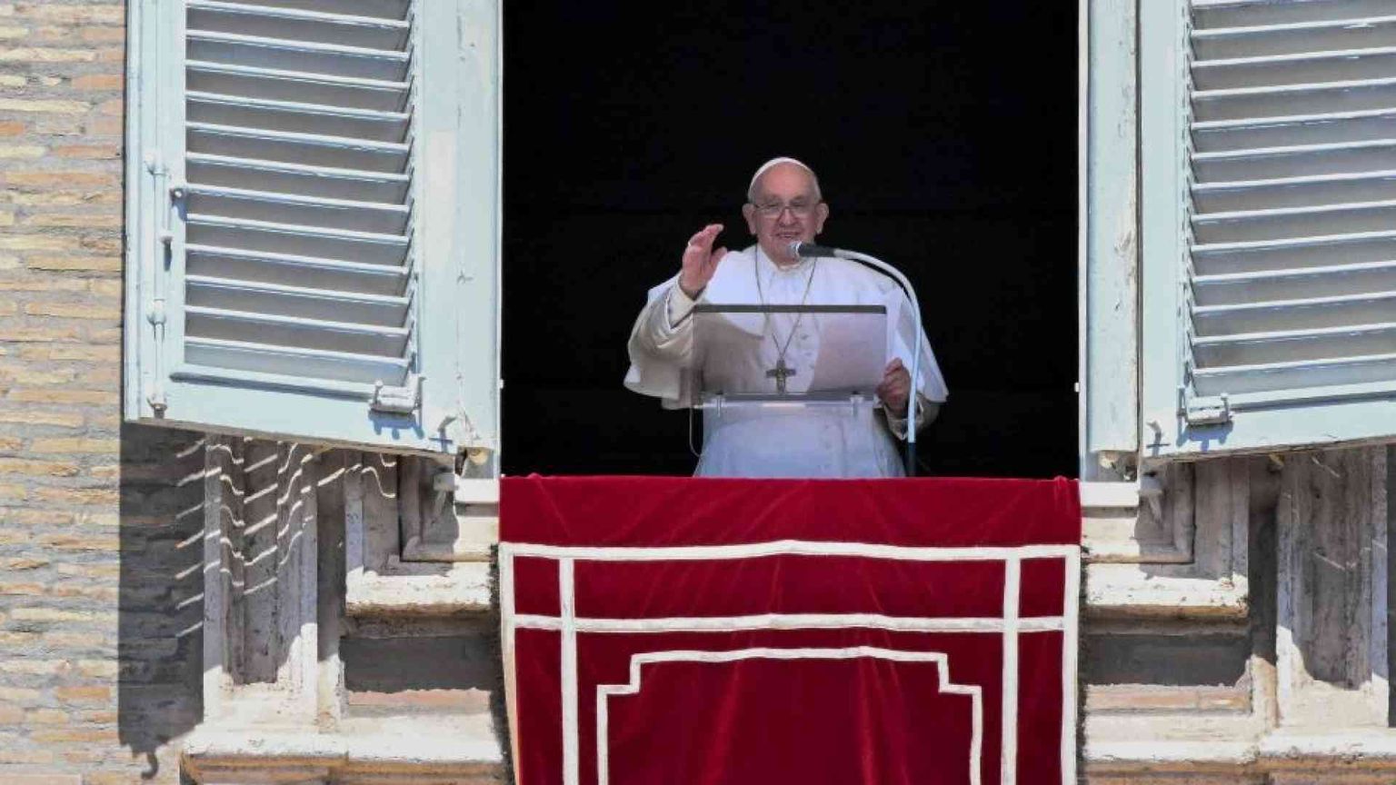 Il Papa, nelle piaghe di Gesù l’apertura a chi è ferito dalla vita