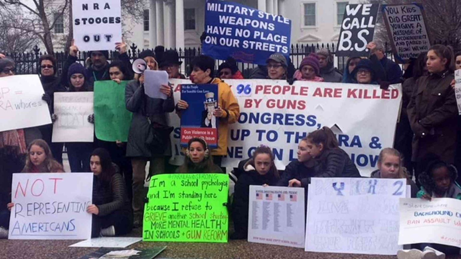 Imboccano vialetto sbagliato, il proprietario esce di casa e uccide 20enne