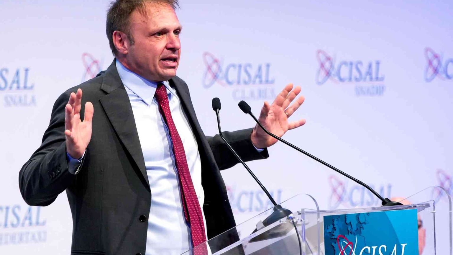 Lollobrigida inciampa sulla «sostituzione etnica»