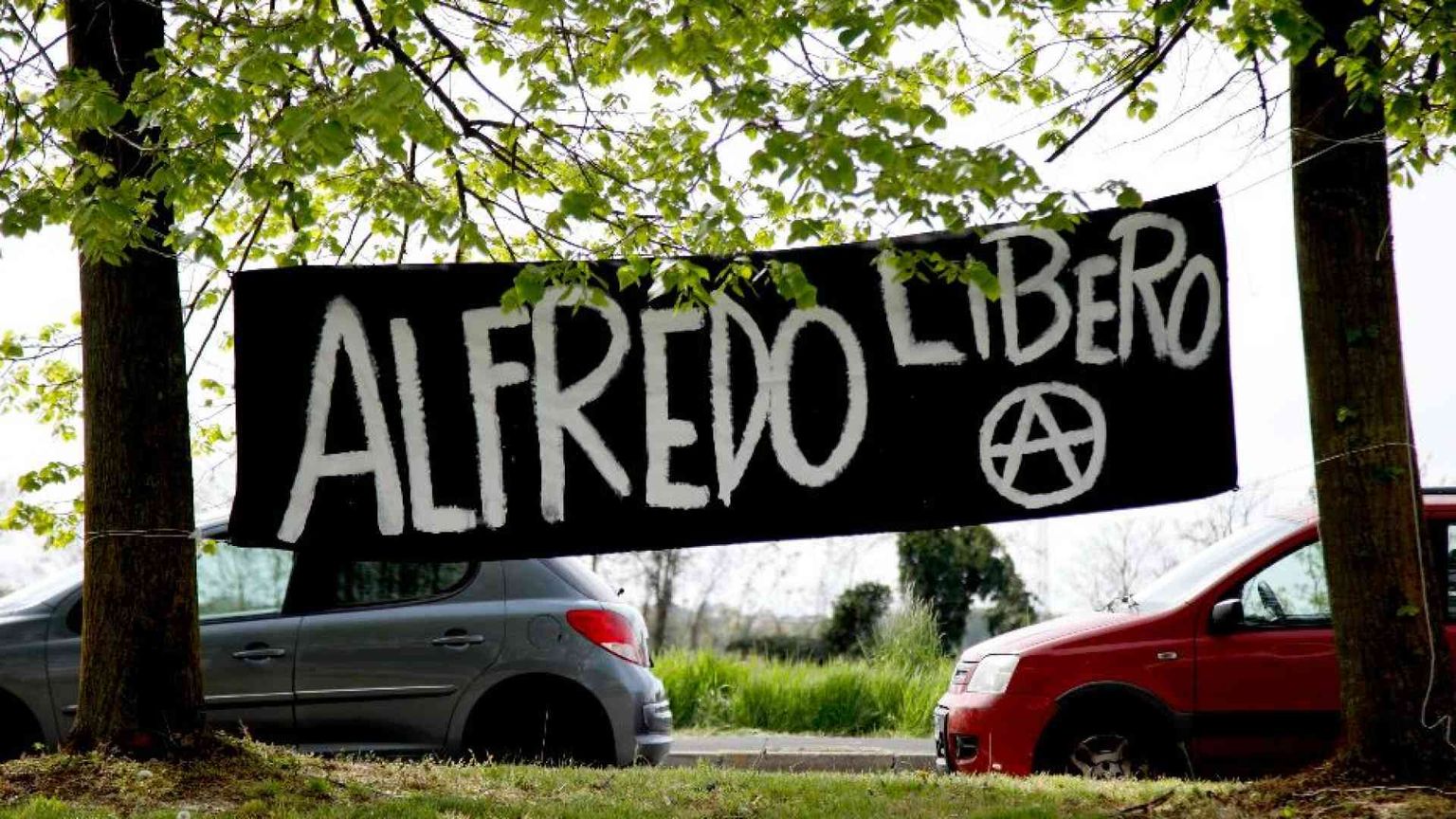 L'anarchico Cospito interrompe lo sciopero della fame dopo 6 mesi di digiuno