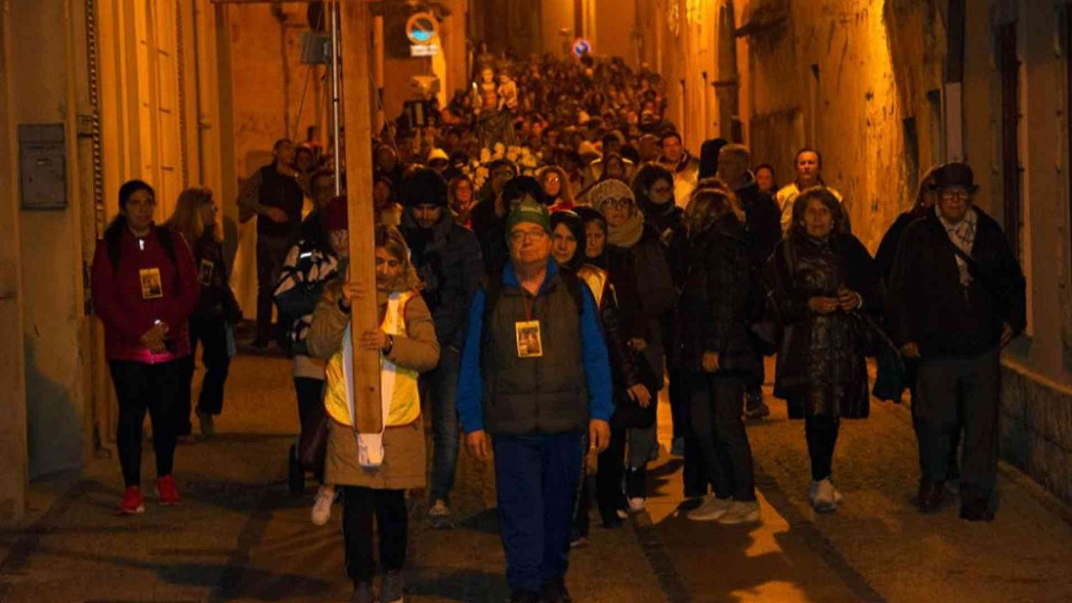 Il popolo della Madonna di Bonaria pellegrino nella notte, per la pace