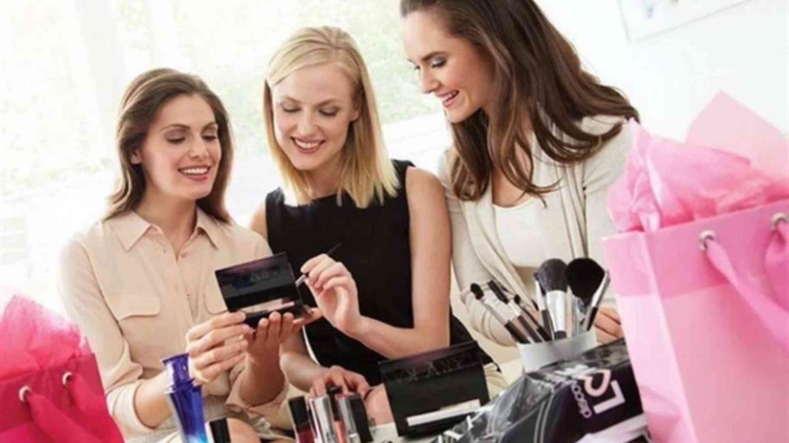 L'industria cosmetica punta su donne e giovani talenti