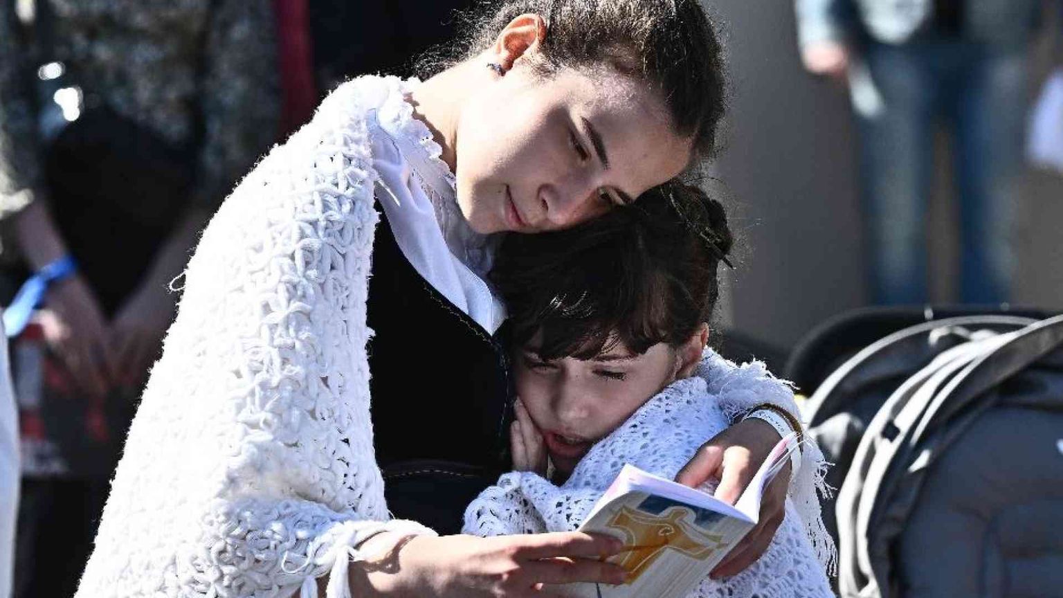 Messa del Papa con 50mila fedeli a Budapest: i cristiani siano porte aperte