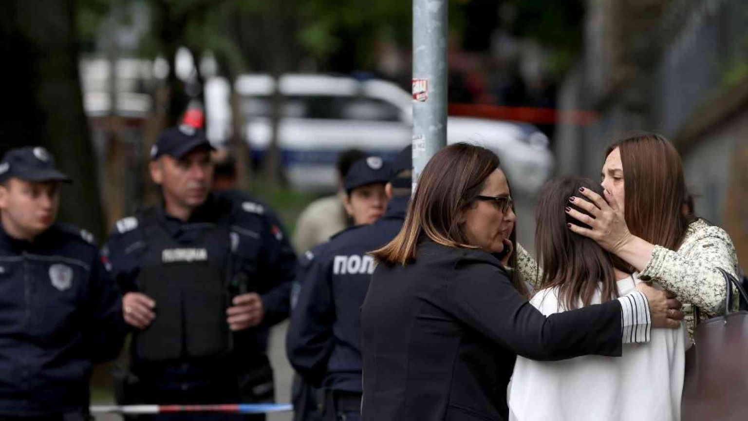 Almeno 9 morti (8 studenti) nella sparatoria in una scuola a Belgrado
