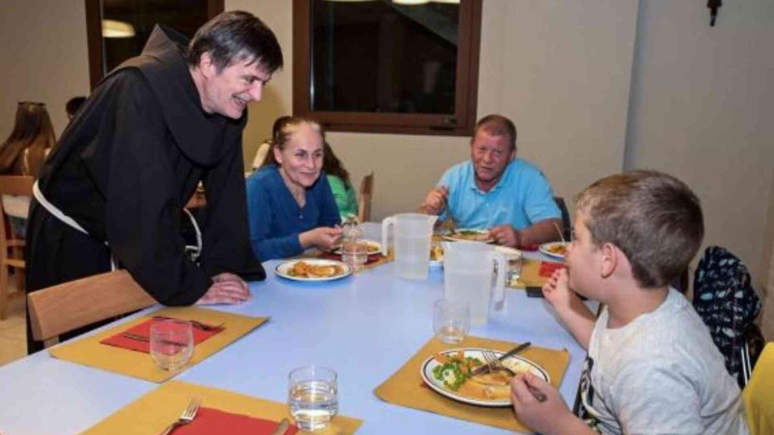 Sempre più famiglie e anziani in coda alle mense dei poveri