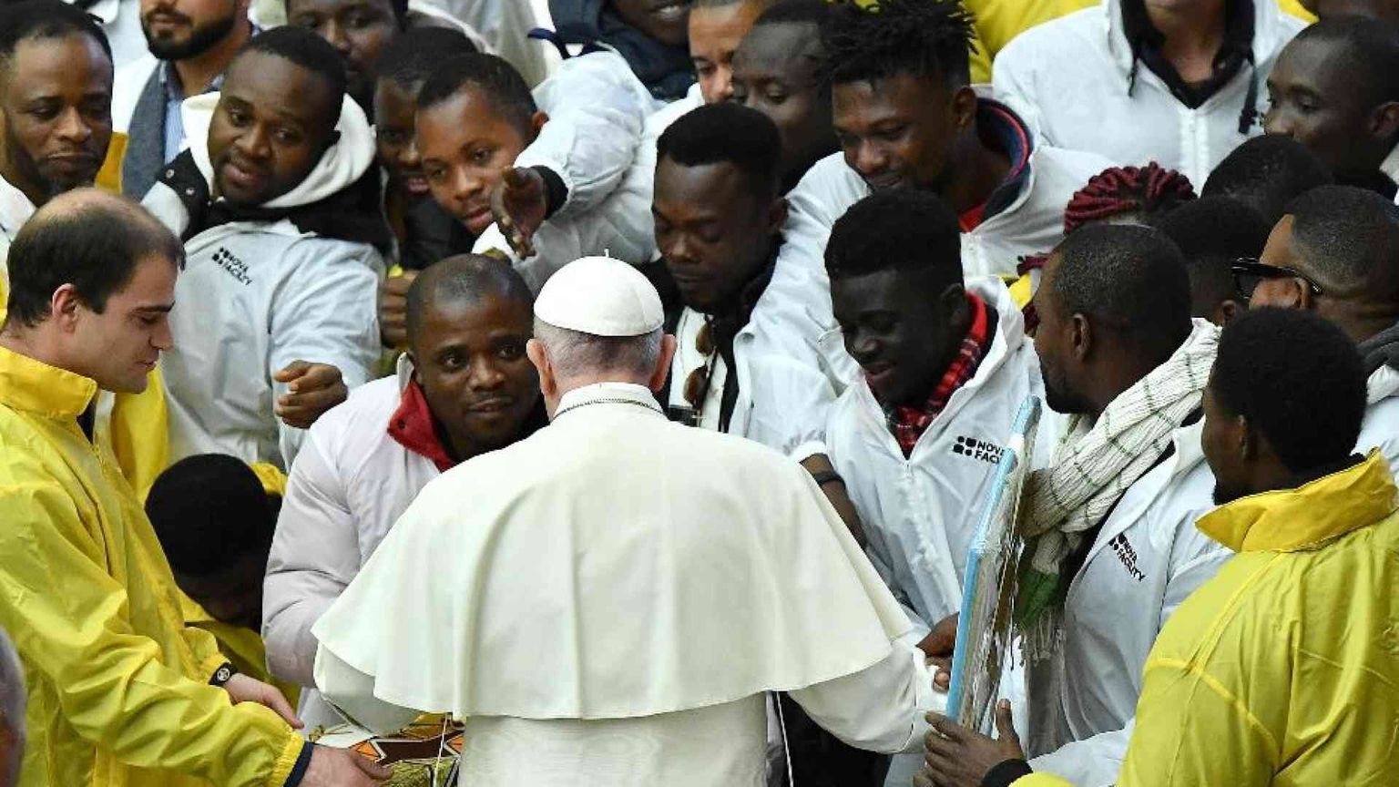 Il Papa: emigrare sia scelta non obbligo