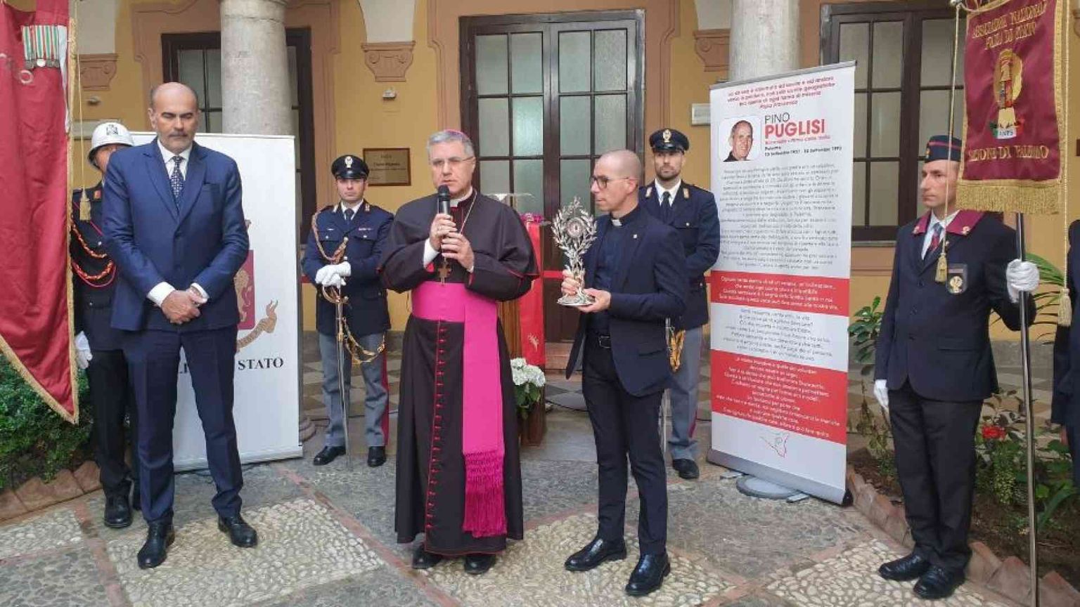 La reliquia del beato don Puglisi nel chiostro della questura di Palermo