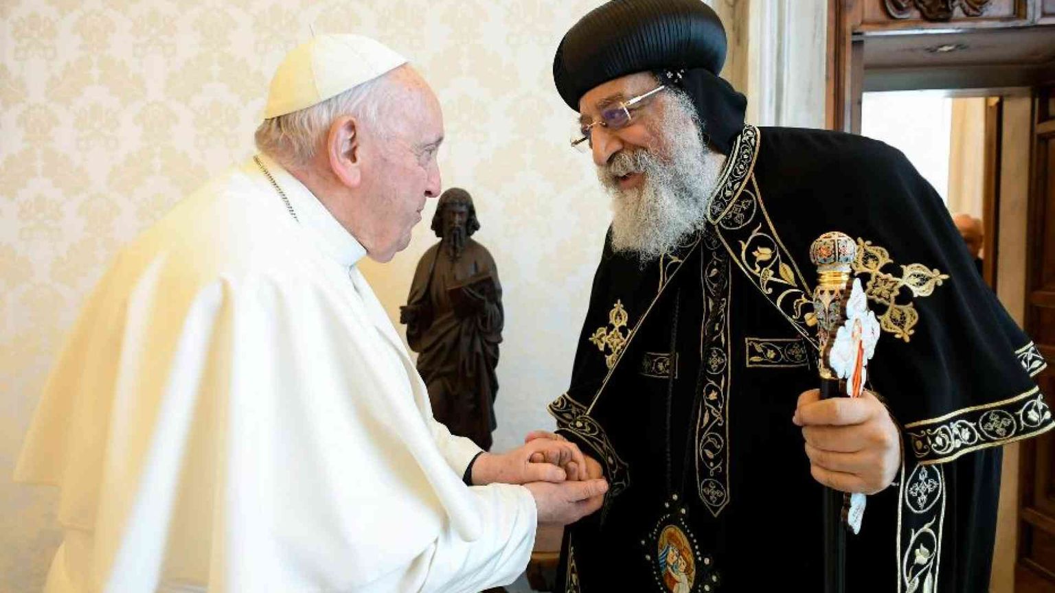 L'abbraccio del Papa a Tawadros II, leader copto ortodosso