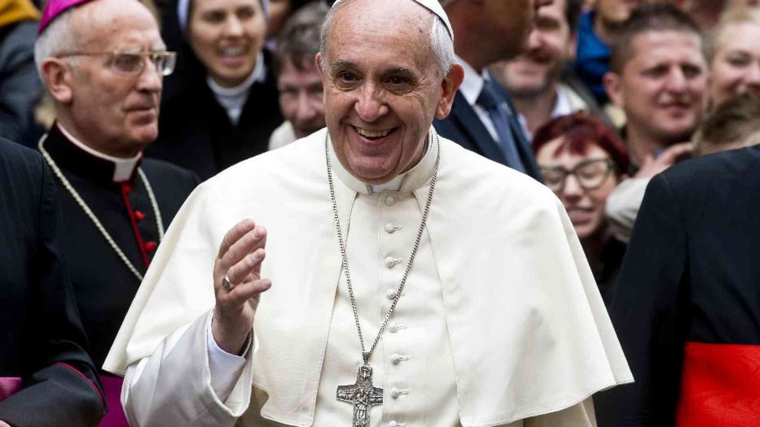 Papa Francesco: ripensare il mondo, strada di felicità