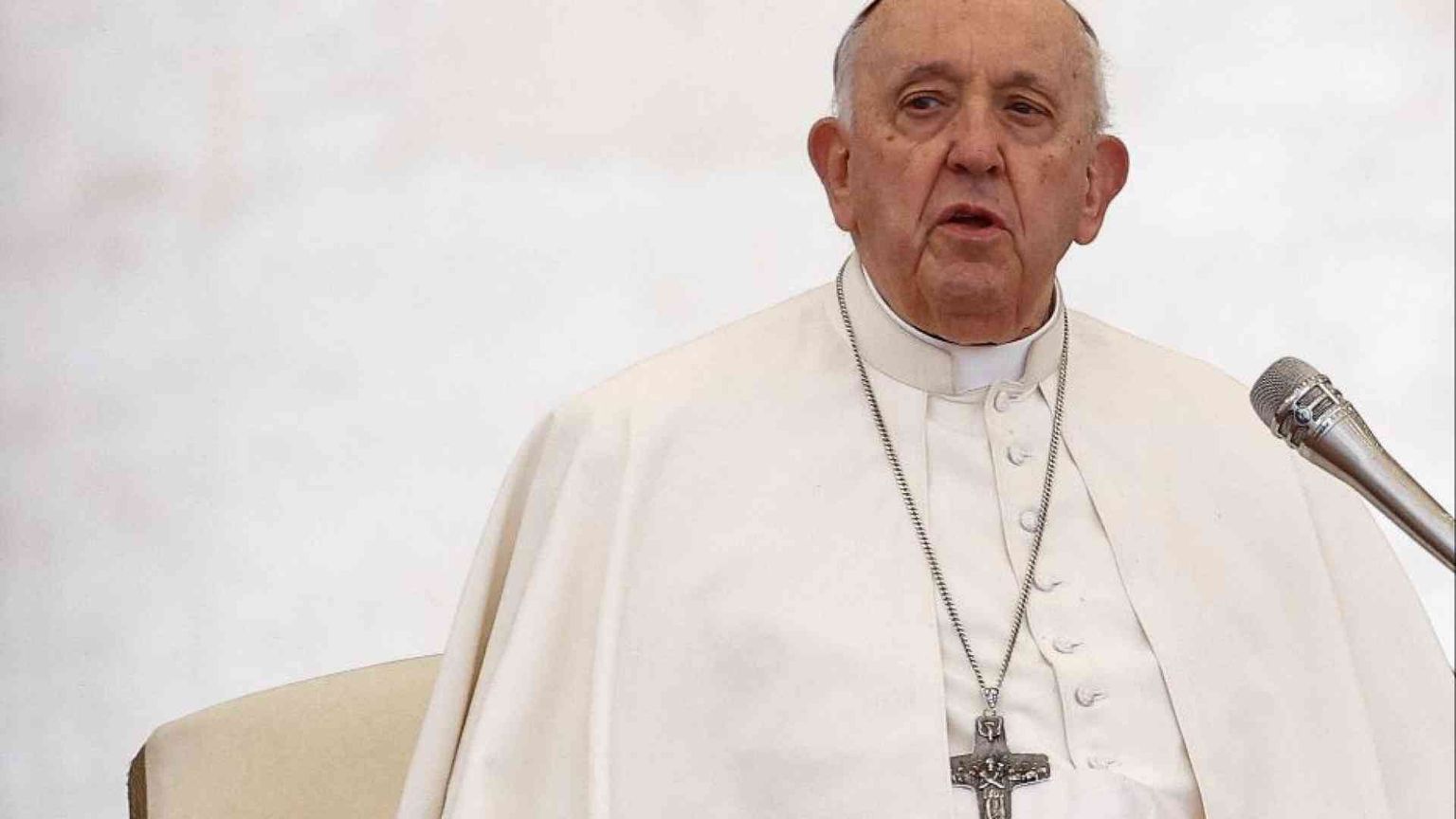 Migranti, il Papa: li lasciamo noi morire nel Mediterraneo